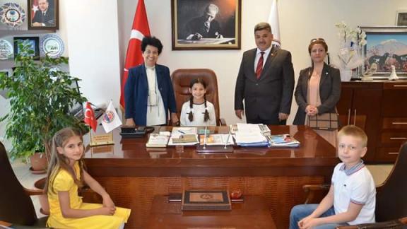 Çınar İlkokulu Öğrencimiz Belediye Başkanlığı Koltuğunda