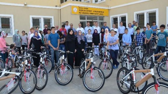 Lise Öğrencilerine Bisiklet Dağıtımı