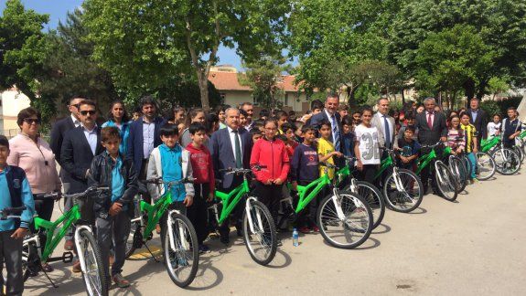"Sağlıklı Nesiller, Daha Yeşil Bursa Projesi" Kapsamında Başarılı Öğrencilere Bisiklet Hediye Edildi