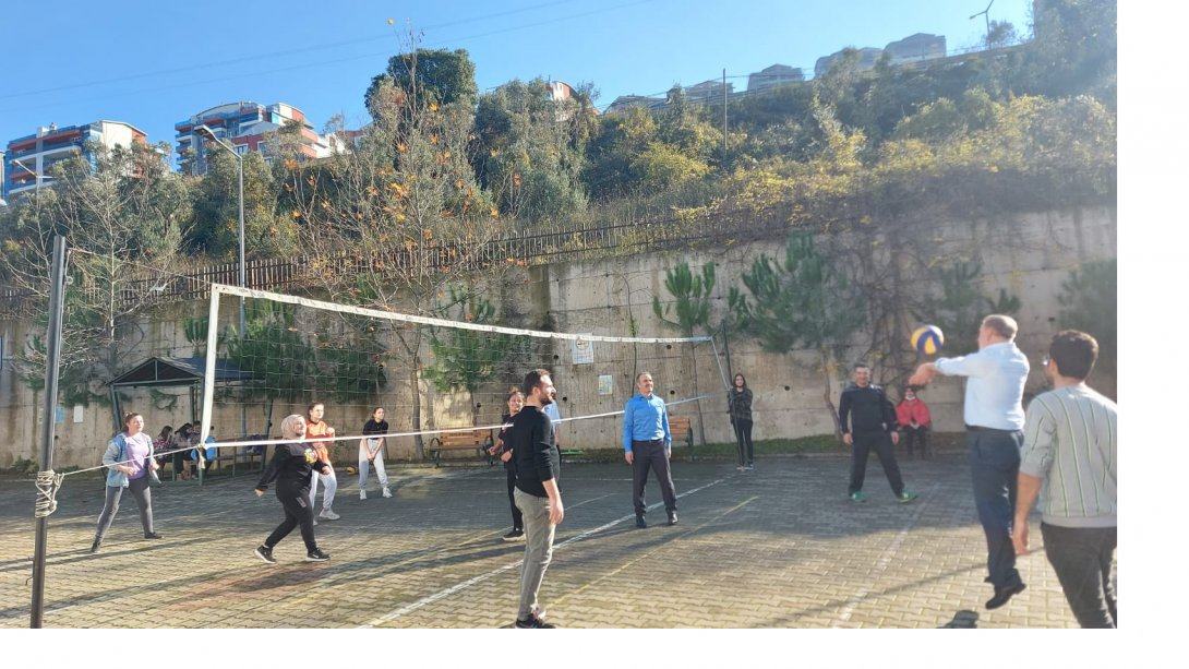 İlçe Milli Eğitim Müdürü Mehmet Duran Öğrencileriyle Voleybol Maçında Buluştu