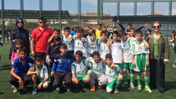 Küçük Erkekler Futbolda Çınar Ortaokulu Gemlik Birincisi