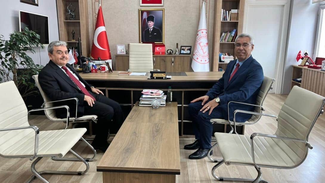Mehmet Türkmen İlçe Milli Eğitim Müdürümüz Adnan Uluğ'u makamında ziyaret etti.