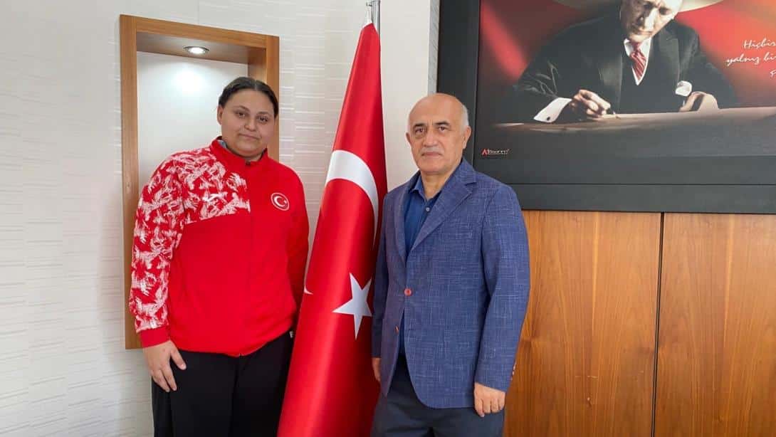 Kaymakam Osman Aslan Canbaba Dünya İkincisi Duru Erinç'i Kabul Etti